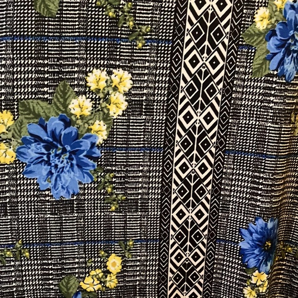 Super cute summer tank top! Size XXL made by Apt. 9!! - Picture 3 of 6